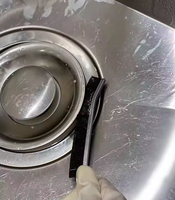 GlowLift Precision Crevice Cleaning Brush